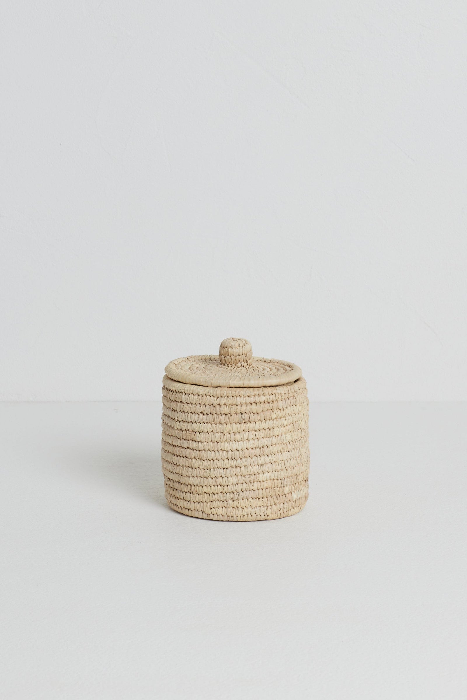 Round Palm Fibre Coasters x 8 (in basket with lid)