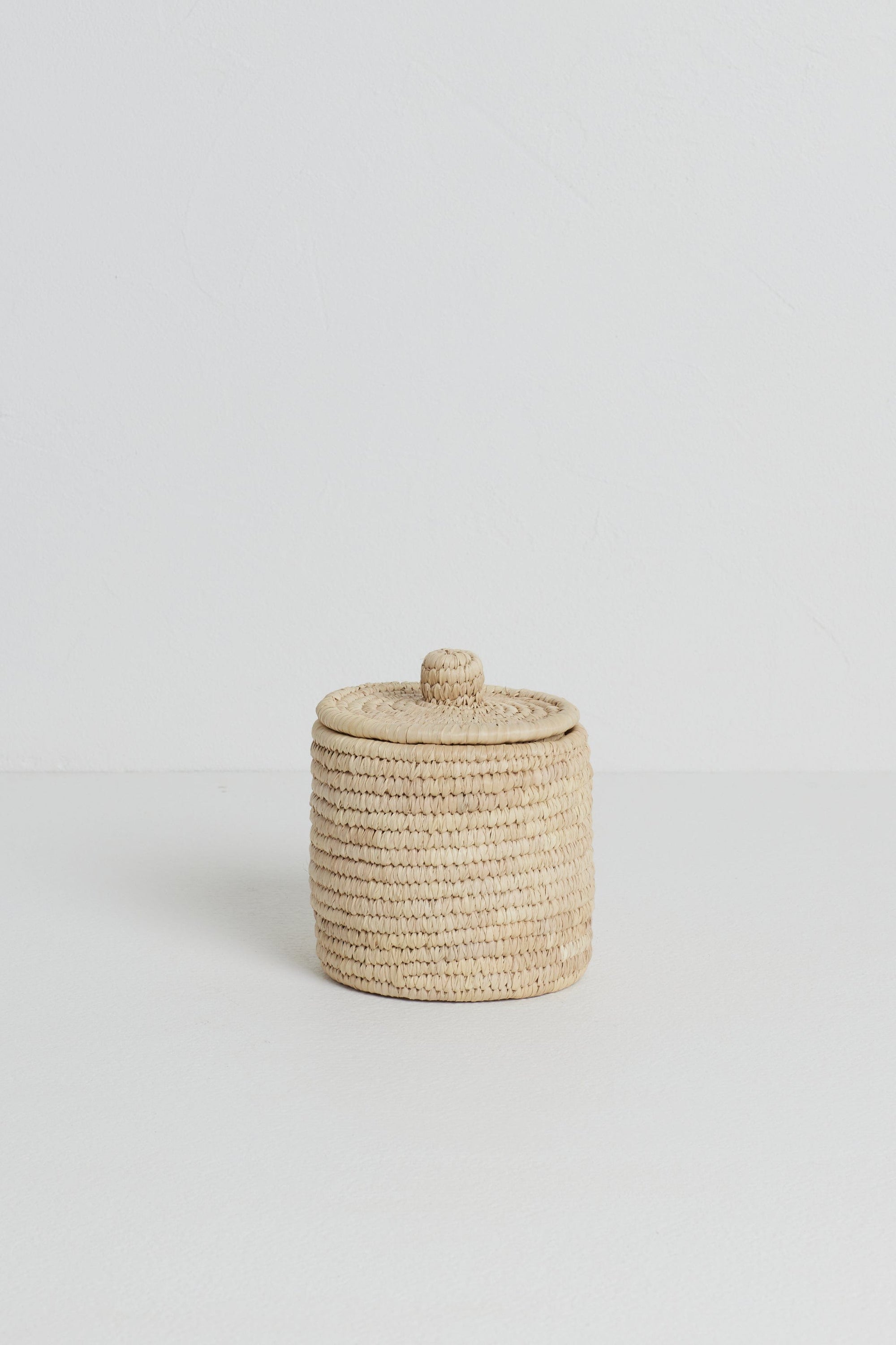 Round Palm Fibre Coasters x 8 (in basket with lid)