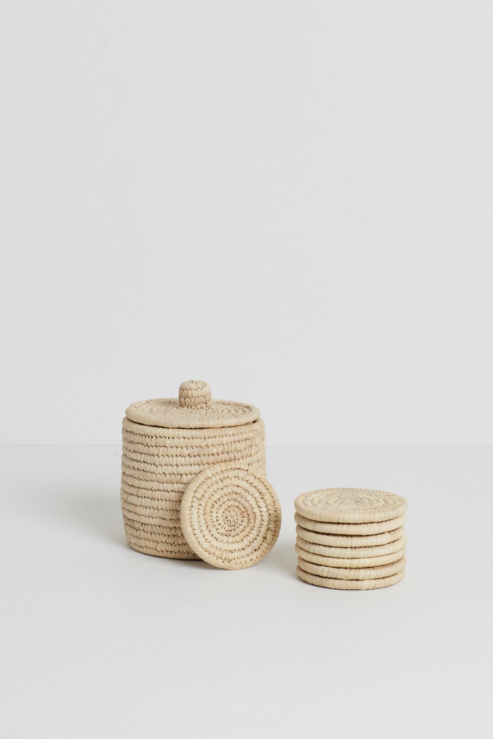 Round Palm Fibre Coasters x 8 (in basket with lid)