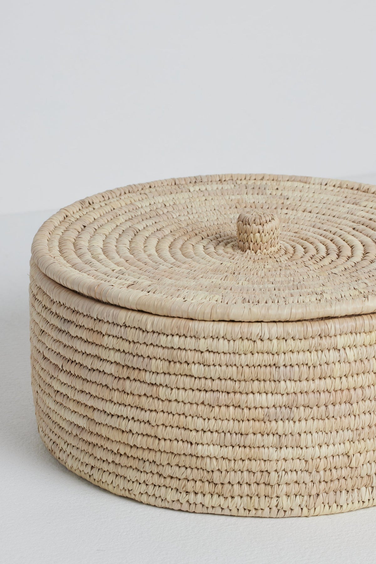 Round Palm Fibre Placemats x 8 (in basket with lid)