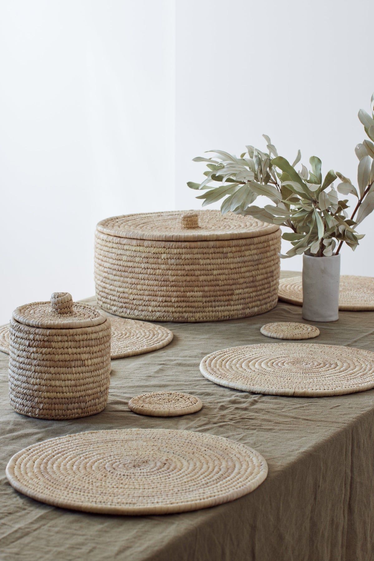 Round Palm Fibre Placemats x 8 (in basket with lid)