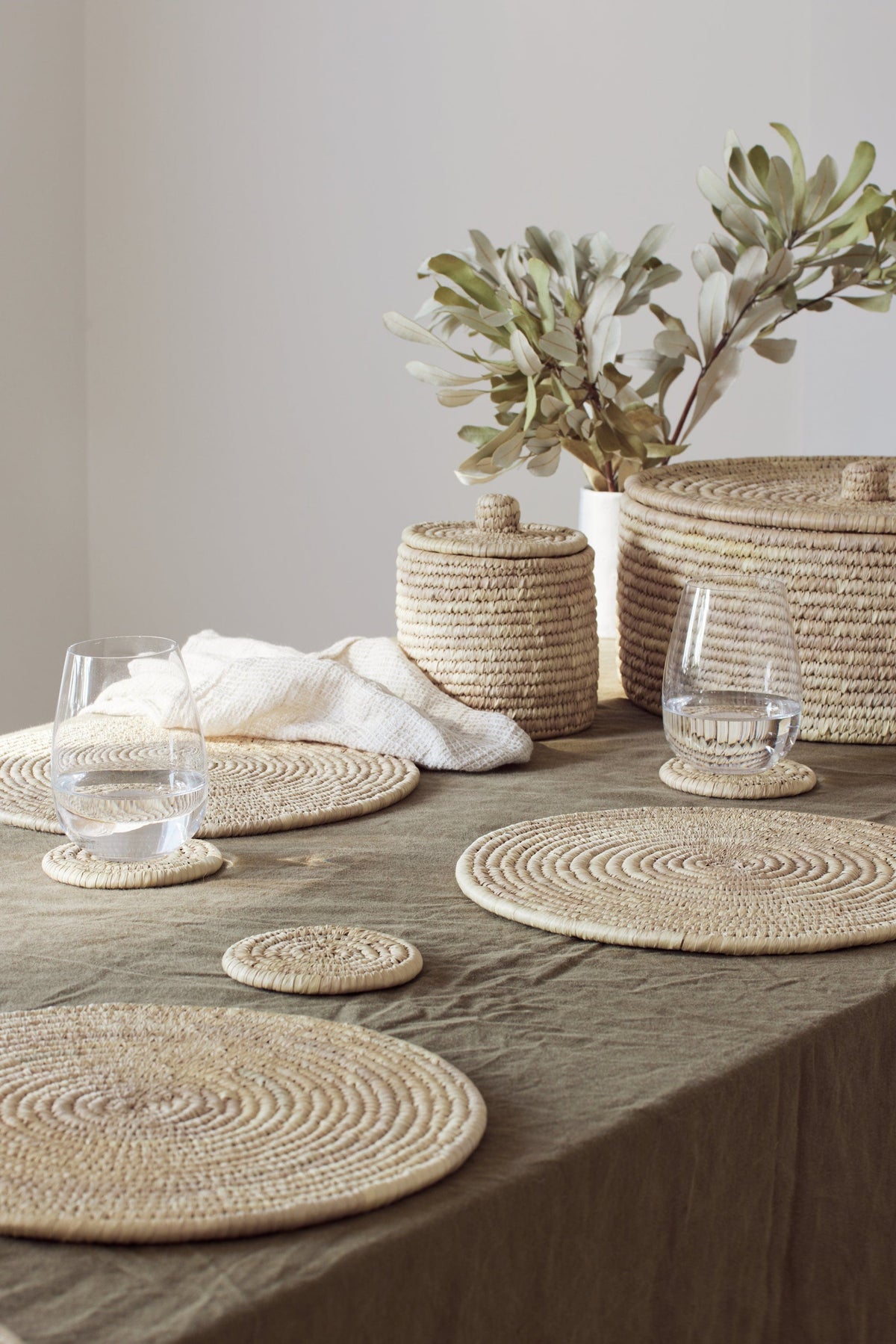 Round Palm Fibre Coasters x 8 (in basket with lid)