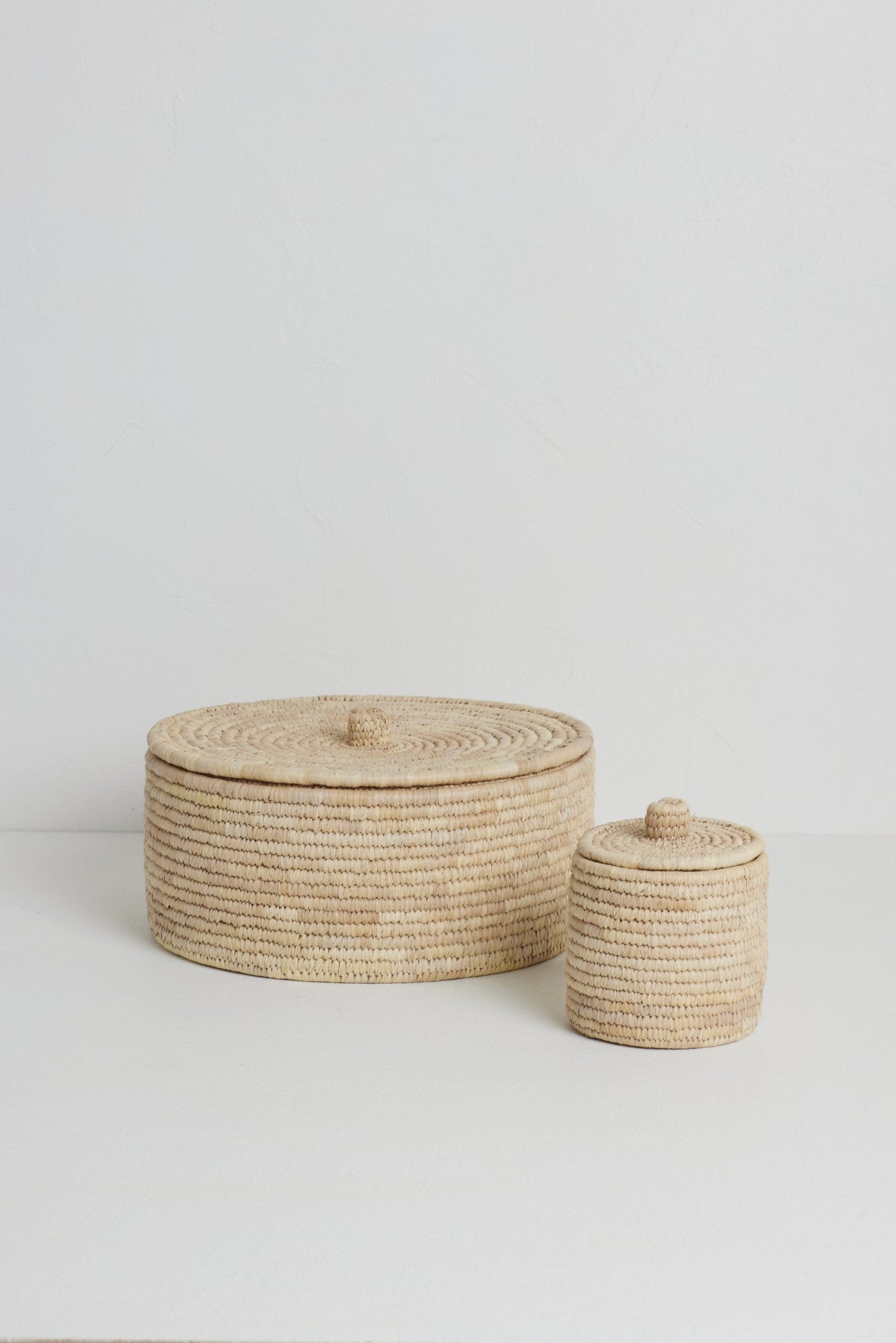 Round Palm Fibre Placemats x 8 (in basket with lid)